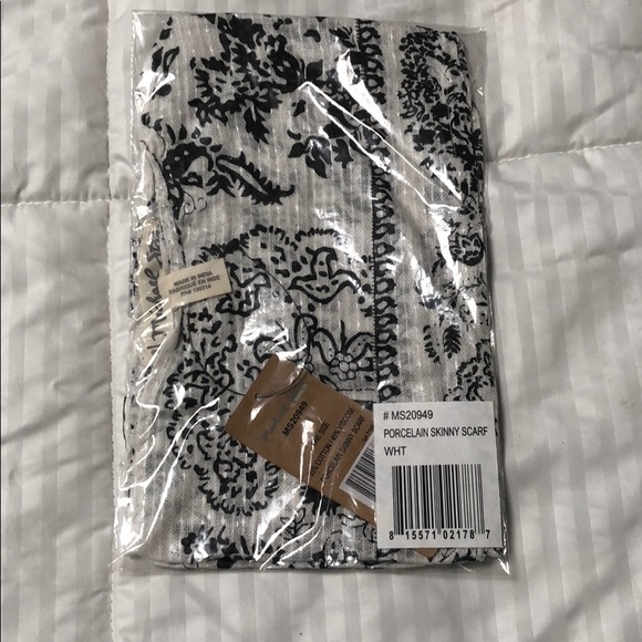 Scarf - Picture 1 of 2